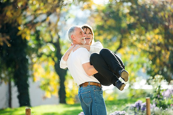 포토 JPG 주간 전신 서양인 응시 공원 여자 노년 남자 50대 데이트 안기 서기 미소 사람 상반신 야외 두명 앞모습 옆모습 실버라이프 노부부 로맨틱 노인만 들어올리기 국내포토 자연요소 외국인 라이프스타일 부부 시선 공공시설 뷰포인트 중년 컨셉 모션 표정 성인 성인만 파일형식
