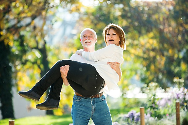 포토 JPG 주간 전신 서양인 응시 공원 여자 노년 남자 50대 데이트 안기 서기 미소 사람 상반신 야외 두명 앞모습 옆모습 실버라이프 노부부 로맨틱 노인만 들어올리기 국내포토 자연요소 외국인 라이프스타일 부부 시선 공공시설 뷰포인트 중년 컨셉 모션 표정 성인 성인만 파일형식