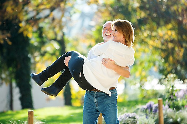 포토 JPG 주간 전신 서양인 응시 공원 여자 노년 남자 50대 데이트 안기 서기 미소 사람 상반신 야외 두명 앞모습 옆모습 실버라이프 노부부 로맨틱 노인만 들어올리기 국내포토 자연요소 외국인 라이프스타일 부부 시선 공공시설 뷰포인트 중년 컨셉 모션 표정 성인 성인만 파일형식