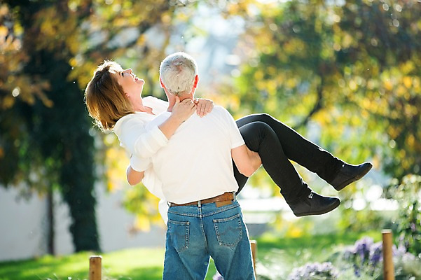 포토 JPG 주간 전신 서양인 공원 여자 노년 남자 50대 데이트 안기 서기 웃음 사람 상반신 야외 두명 옆모습 뒷모습 실버라이프 노부부 로맨틱 즐거움 노인만 들어올리기 국내포토 자연요소 외국인 라이프스타일 부부 공공시설 감정 뷰포인트 중년 컨셉 모션 표정 성인 성인만 파일형식