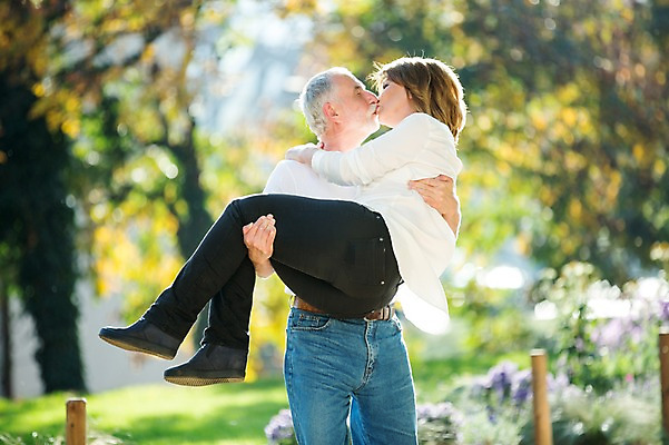 포토 JPG 주간 서양인 공원 여자 노년 남자 50대 데이트 안기 키스 서기 사람 상반신 야외 두명 앞모습 옆모습 실버라이프 노부부 로맨틱 노인만 들어올리기 국내포토 자연요소 외국인 라이프스타일 부부 공공시설 뷰포인트 중년 컨셉 모션 성인 애정표현 성인만 파일형식