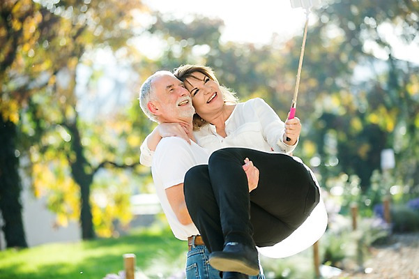 포토 JPG 주간 전신 서양인 응시 공원 여자 노년 남자 50대 데이트 안기 서기 미소 사람 상반신 야외 두명 앞모습 옆모습 실버라이프 스마트폰 노부부 로맨틱 셀프카메라 셀카봉 노인만 들어올리기 국내포토 자연요소 외국인 라이프스타일 부부 시선 공공시설 뷰포인트 중년 컨셉 모션 표정 성인 핸드폰 스마트기기 사진촬영 성인만 파일형식