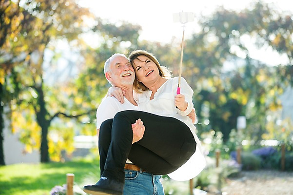 포토 JPG 주간 전신 서양인 응시 공원 여자 노년 남자 50대 데이트 안기 서기 미소 사람 상반신 야외 두명 옆모습 실버라이프 스마트폰 노부부 로맨틱 셀프카메라 셀카봉 노인만 들어올리기 국내포토 자연요소 외국인 라이프스타일 부부 시선 공공시설 뷰포인트 중년 컨셉 모션 표정 성인 핸드폰 스마트기기 사진촬영 성인만 파일형식