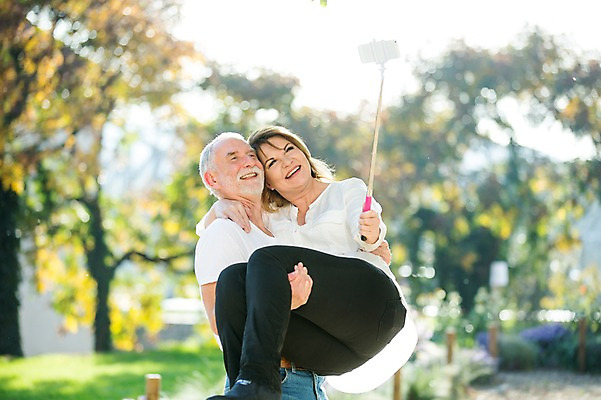 포토 JPG 주간 전신 서양인 응시 공원 여자 노년 남자 50대 데이트 안기 서기 미소 사람 상반신 야외 두명 옆모습 실버라이프 스마트폰 노부부 로맨틱 셀프카메라 셀카봉 노인만 들어올리기 국내포토 자연요소 외국인 라이프스타일 부부 시선 공공시설 뷰포인트 중년 컨셉 모션 표정 성인 핸드폰 스마트기기 사진촬영 성인만 파일형식