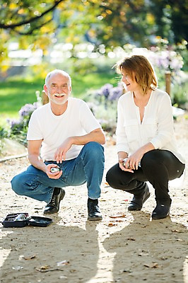 포토 JPG 주간 전신 서양인 응시 공원 여자 노년 남자 50대 데이트 공 놀이 미소 들기 사람 앉기 야외 두명 앞모습 실버라이프 노부부 로맨틱 즐거움 놀기 노인만 국내포토 자연요소 외국인 라이프스타일 부부 시선 공공시설 감정 뷰포인트 중년 컨셉 모션 표정 성인 성인만 파일형식