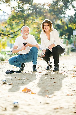 포토 JPG 주간 전신 서양인 응시 공원 여자 노년 남자 50대 와인잔 데이트 공 놀이 미소 들기 사람 앉기 야외 두명 앞모습 실버라이프 와인 노부부 로맨틱 던지기 놀기 노인만 국내포토 자연요소 외국인 라이프스타일 부부 시선 공공시설 뷰포인트 중년 컨셉 술잔 모션 주류 표정 성인 성인만 파일형식