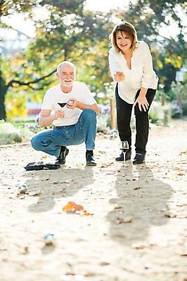 포토 JPG 주간 전신 서양인 응시 공원 여자 노년 남자 50대 와인잔 데이트 공 놀이 서기 미소 들기 사람 앉기 야외 두명 앞모습 실버라이프 와인 노부부 로맨틱 던지기 놀기 노인만 국내포토 자연요소 외국인 라이프스타일 부부 시선 공공시설 뷰포인트 중년 컨셉 술잔 모션 주류 표정 성인 성인만 파일형식