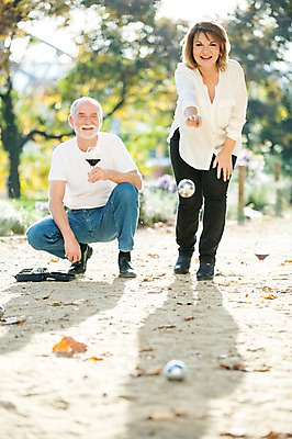 포토 JPG 주간 전신 서양인 응시 공원 여자 노년 남자 50대 와인잔 데이트 공 놀이 서기 미소 사람 앉기 야외 두명 앞모습 실버라이프 와인 노부부 로맨틱 던지기 놀기 노인만 국내포토 자연요소 외국인 라이프스타일 부부 시선 공공시설 뷰포인트 중년 컨셉 술잔 모션 주류 표정 성인 성인만 파일형식