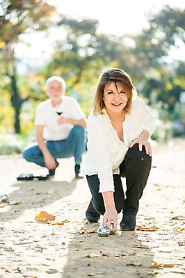 포토 JPG 주간 전신 서양인 응시 공원 여자 노년 남자 50대 데이트 공 놀이 미소 사람 앉기 야외 두명 앞모습 실버라이프 노부부 로맨틱 잡기 즐거움 놀기 노인만 국내포토 자연요소 외국인 라이프스타일 부부 시선 공공시설 감정 뷰포인트 중년 컨셉 모션 표정 성인 성인만 파일형식
