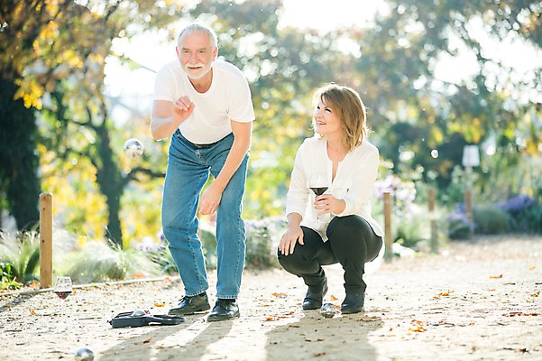포토 JPG 주간 전신 서양인 응시 공원 여자 노년 남자 50대 와인잔 데이트 공 놀이 서기 미소 사람 앉기 야외 두명 앞모습 실버라이프 와인 노부부 로맨틱 던지기 즐거움 놀기 노인만 국내포토 자연요소 외국인 라이프스타일 부부 시선 공공시설 감정 뷰포인트 중년 컨셉 술잔 모션 주류 표정 성인 성인만 파일형식