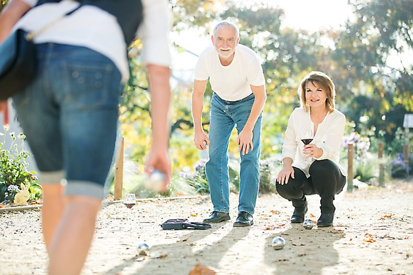 포토 JPG 주간 전신 서양인 응시 공원 여자 노년 남자 50대 와인잔 데이트 놀이 서기 미소 사람 앉기 성인 야외 앞모습 뒷모습 세명 실버라이프 와인 노부부 로맨틱 던지기 놀기 국내포토 자연요소 외국인 라이프스타일 부부 시선 공공시설 뷰포인트 중년 컨셉 술잔 모션 주류 표정 파일형식