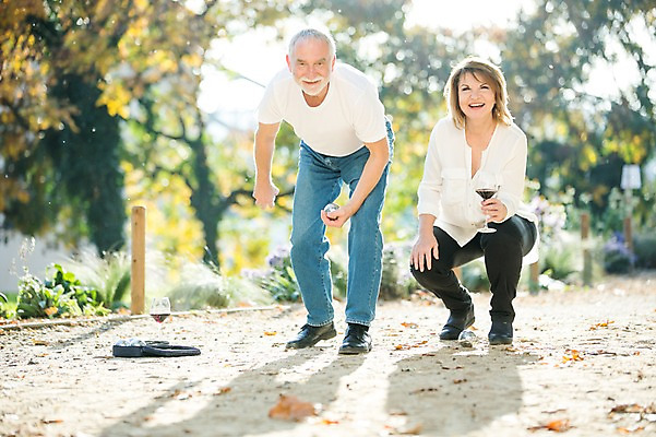 포토 JPG 주간 전신 서양인 응시 공원 여자 노년 남자 50대 와인잔 데이트 공 놀이 서기 미소 들기 사람 앉기 야외 두명 앞모습 실버라이프 와인 노부부 로맨틱 즐거움 놀기 노인만 국내포토 자연요소 외국인 라이프스타일 부부 시선 공공시설 감정 뷰포인트 중년 컨셉 술잔 모션 주류 표정 성인 성인만 파일형식