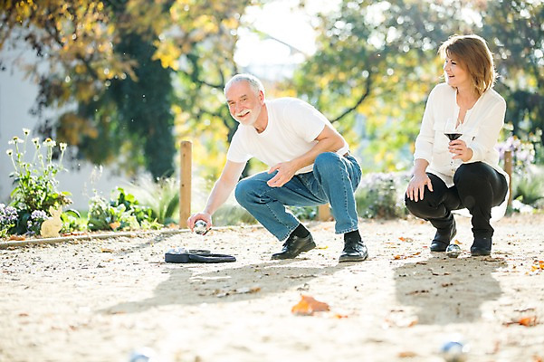 포토 JPG 주간 전신 서양인 응시 공원 여자 노년 남자 50대 와인잔 데이트 공 놀이 미소 들기 사람 야외 두명 앞모습 실버라이프 와인 노부부 로맨틱 놀기 노인만 국내포토 자연요소 외국인 라이프스타일 부부 시선 공공시설 뷰포인트 중년 컨셉 술잔 모션 주류 표정 성인 성인만 파일형식