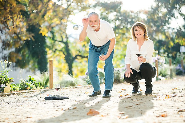포토 JPG 주간 전신 서양인 응시 공원 여자 노년 남자 50대 와인잔 데이트 공 놀이 서기 미소 사람 앉기 야외 두명 앞모습 실버라이프 와인 노부부 로맨틱 던지기 즐거움 놀기 노인만 국내포토 자연요소 외국인 라이프스타일 부부 시선 공공시설 감정 뷰포인트 중년 컨셉 술잔 모션 주류 표정 성인 성인만 파일형식