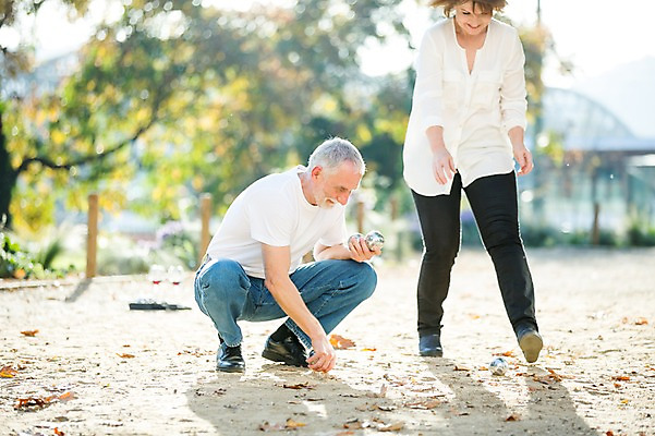 포토 JPG 주간 전신 서양인 응시 공원 여자 노년 남자 50대 데이트 공 놀이 서기 미소 들기 사람 앉기 야외 두명 앞모습 옆모습 실버라이프 노부부 로맨틱 놀기 노인만 국내포토 자연요소 외국인 라이프스타일 부부 시선 공공시설 뷰포인트 중년 컨셉 모션 표정 성인 성인만 파일형식