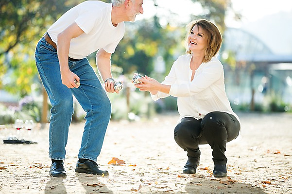 포토 JPG 주간 전신 서양인 응시 공원 여자 노년 남자 50대 데이트 공 놀이 서기 미소 들기 사람 앉기 야외 두명 앞모습 옆모습 실버라이프 마주보기 노부부 로맨틱 즐거움 놀기 노인만 국내포토 자연요소 외국인 라이프스타일 부부 시선 공공시설 감정 뷰포인트 중년 컨셉 모션 표정 성인 성인만 파일형식