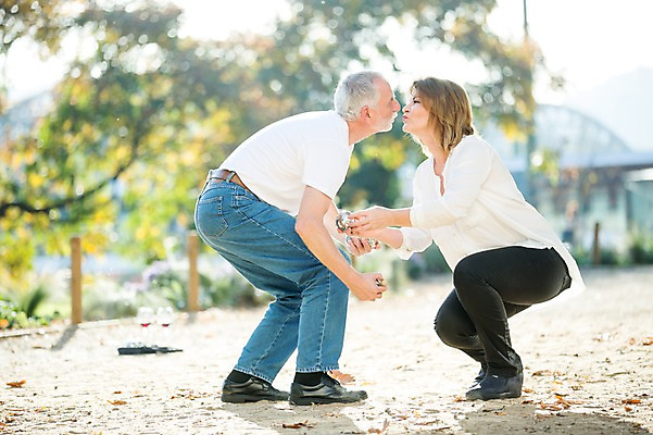 포토 JPG 주간 전신 서양인 공원 여자 노년 남자 50대 데이트 공 놀이 키스 들기 사람 앉기 야외 두명 옆모습 실버라이프 노부부 로맨틱 놀기 노인만 국내포토 자연요소 외국인 라이프스타일 부부 공공시설 뷰포인트 중년 컨셉 모션 성인 애정표현 성인만 파일형식