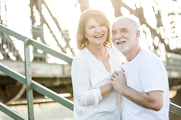 포토 JPG 주간 서양인 응시 여자 노년 남자 50대 데이트 난간 미소 사람 상반신 야외 두명 옆모습 실버라이프 손잡기 노부부 기댐 로맨틱 노인만 국내포토 자연요소 외국인 라이프스타일 부부 시선 뷰포인트 중년 컨셉 모션 표정 성인 성인만 파일형식