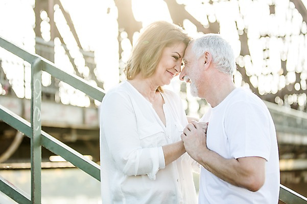 포토 JPG 주간 서양인 응시 여자 노년 남자 50대 데이트 난간 미소 사람 상반신 야외 두명 옆모습 실버라이프 마주보기 손잡기 노부부 기댐 로맨틱 이마맞대기 노인만 국내포토 자연요소 외국인 라이프스타일 부부 시선 뷰포인트 중년 컨셉 모션 표정 성인 성인만 얼굴맞대기 파일형식