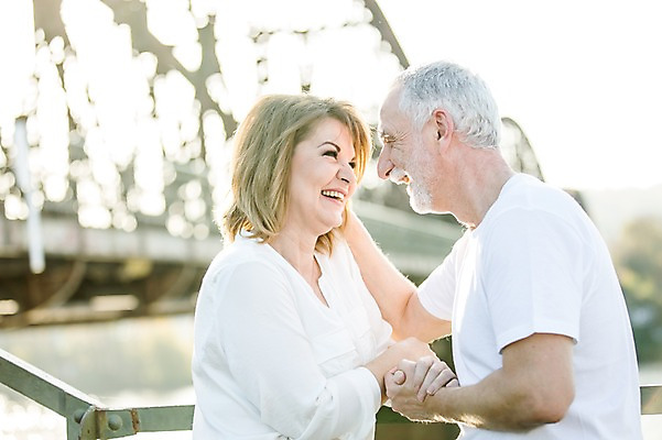 포토 JPG 주간 서양인 응시 여자 노년 남자 50대 데이트 난간 미소 사람 상반신 야외 두명 옆모습 실버라이프 마주보기 손잡기 노부부 기댐 로맨틱 노인만 어깨에손 국내포토 자연요소 외국인 라이프스타일 부부 시선 뷰포인트 중년 컨셉 모션 표정 성인 성인만 파일형식