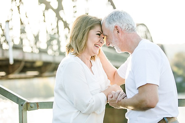 포토 JPG 주간 서양인 응시 여자 노년 남자 50대 데이트 난간 서기 미소 사람 상반신 야외 두명 옆모습 실버라이프 마주보기 손잡기 노부부 로맨틱 이마맞대기 지나가기 노인만 국내포토 자연요소 외국인 라이프스타일 부부 시선 뷰포인트 중년 컨셉 모션 표정 성인 성인만 얼굴맞대기 파일형식