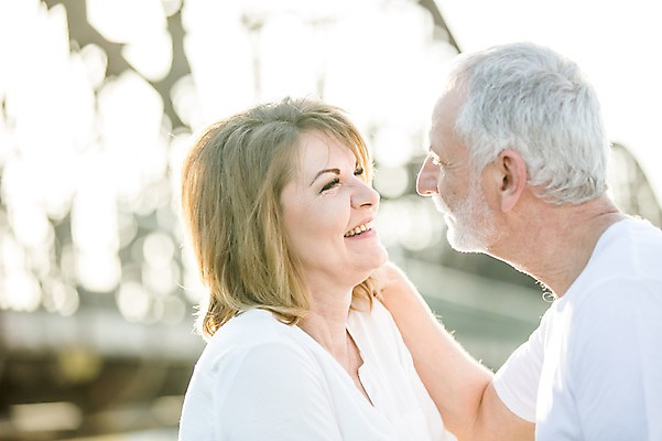 포토 JPG 주간 서양인 응시 여자 노년 남자 50대 데이트 미소 사람 상반신 야외 두명 옆모습 실버라이프 마주보기 노부부 로맨틱 노인만 어깨에손 국내포토 자연요소 외국인 라이프스타일 부부 시선 뷰포인트 중년 컨셉 모션 표정 성인 성인만 파일형식