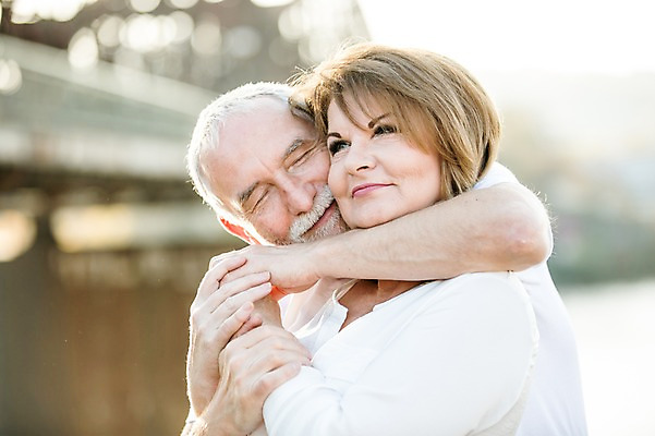 포토 JPG 주간 서양인 응시 여자 노년 남자 50대 데이트 안기 미소 사람 상반신 야외 두명 앞모습 옆모습 실버라이프 눈감음 손잡기 노부부 로맨틱 백허그 노인만 국내포토 자연요소 외국인 라이프스타일 부부 시선 뷰포인트 중년 컨셉 모션 포옹 표정 성인 성인만 파일형식