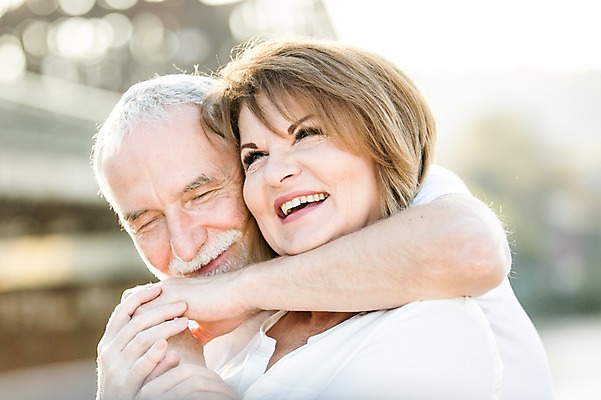 포토 JPG 주간 서양인 응시 여자 노년 남자 50대 데이트 안기 미소 사람 근접촬영 상반신 야외 두명 앞모습 옆모습 실버라이프 손잡기 노부부 로맨틱 백허그 노인만 국내포토 자연요소 외국인 라이프스타일 부부 시선 뷰포인트 중년 컨셉 모션 포옹 표정 성인 성인만 파일형식