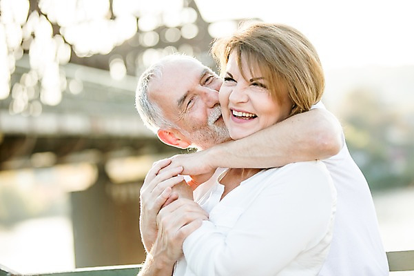 포토 JPG 주간 서양인 응시 여자 노년 남자 50대 데이트 난간 안기 키스 미소 사람 상반신 야외 두명 앞모습 옆모습 실버라이프 손잡기 노부부 로맨틱 백허그 노인만 국내포토 자연요소 외국인 라이프스타일 부부 시선 뷰포인트 중년 컨셉 모션 포옹 표정 성인 애정표현 성인만 파일형식