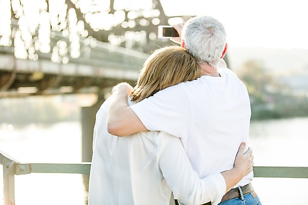 포토 JPG 주간 서양인 응시 여자 노년 남자 50대 허리손 데이트 난간 안기 사람 상반신 야외 두명 뒷모습 실버라이프 스마트폰 노부부 로맨틱 셀프카메라 노인만 어깨에손 국내포토 자연요소 외국인 라이프스타일 부부 시선 뷰포인트 중년 포즈 컨셉 모션 성인 핸드폰 스마트기기 사진촬영 성인만 파일형식