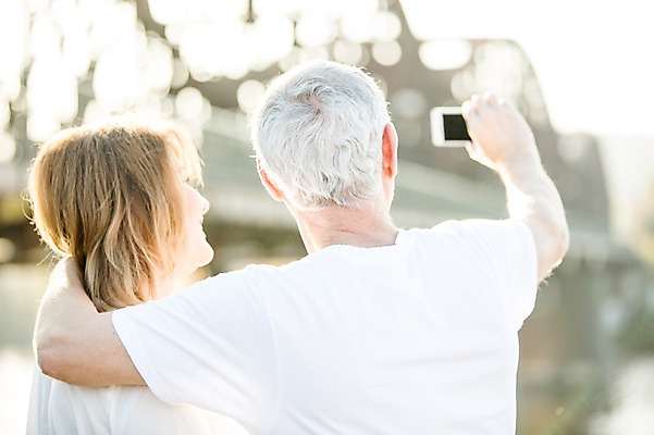 포토 JPG 주간 서양인 응시 여자 노년 남자 50대 데이트 안기 미소 사람 상반신 야외 두명 뒷모습 실버라이프 스마트폰 노부부 로맨틱 셀프카메라 노인만 국내포토 자연요소 외국인 라이프스타일 부부 시선 뷰포인트 중년 컨셉 모션 표정 성인 핸드폰 스마트기기 사진촬영 성인만 파일형식