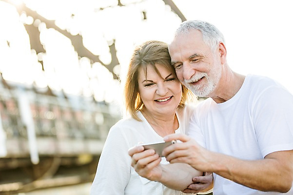 포토 JPG 주간 서양인 응시 여자 노년 남자 50대 데이트 미소 사람 상반신 야외 두명 앞모습 실버라이프 스마트폰 노부부 로맨틱 노인만 국내포토 자연요소 외국인 라이프스타일 부부 시선 뷰포인트 중년 컨셉 표정 성인 핸드폰 스마트기기 성인만 파일형식