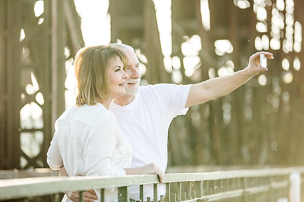 포토 JPG 주간 서양인 응시 여자 노년 남자 50대 허리손 데이트 난간 안기 미소 사람 상반신 야외 두명 옆모습 실버라이프 스마트폰 노부부 기댐 로맨틱 셀프카메라 노인만 국내포토 자연요소 외국인 라이프스타일 부부 시선 뷰포인트 중년 포즈 컨셉 모션 표정 성인 핸드폰 스마트기기 사진촬영 성인만 파일형식