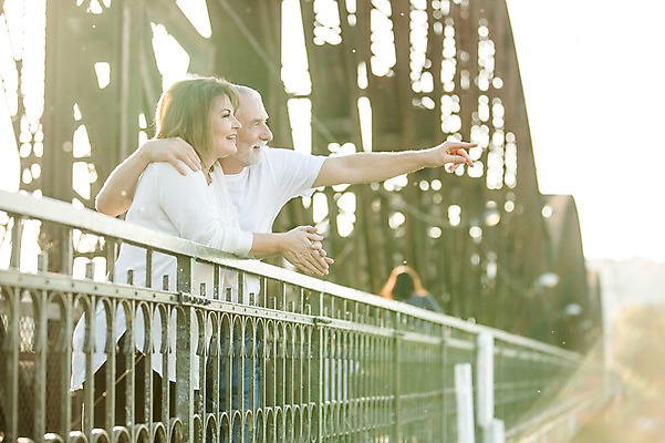 포토 JPG 주간 서양인 응시 여자 노년 남자 50대 데이트 난간 미소 사람 상반신 야외 두명 옆모습 실버라이프 노부부 기댐 로맨틱 가리킴 노인만 어깨에손 국내포토 자연요소 외국인 라이프스타일 부부 시선 뷰포인트 중년 컨셉 모션 표정 손짓 성인 성인만 파일형식