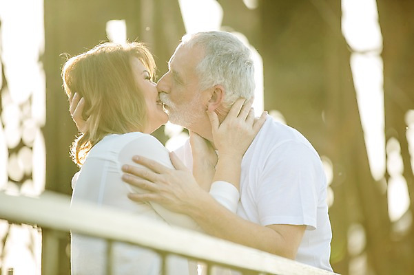 포토 JPG 주간 서양인 여자 노년 남자 50대 데이트 난간 안기 키스 사람 상반신 야외 두명 옆모습 실버라이프 노부부 로맨틱 노인만 국내포토 자연요소 외국인 라이프스타일 부부 뷰포인트 중년 컨셉 모션 성인 애정표현 성인만 파일형식