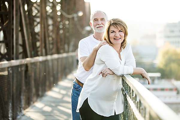 포토 JPG 주간 서양인 응시 여자 노년 남자 50대 데이트 난간 미소 사람 상반신 야외 두명 앞모습 실버라이프 노부부 기댐 로맨틱 노인만 어깨에손 국내포토 자연요소 외국인 라이프스타일 부부 시선 뷰포인트 중년 컨셉 모션 표정 성인 성인만 파일형식