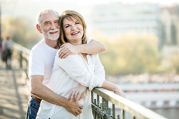 포토 JPG 주간 서양인 응시 여자 노년 남자 50대 데이트 난간 안기 미소 사람 상반신 야외 두명 앞모습 옆모습 실버라이프 노부부 기댐 로맨틱 백허그 노인만 국내포토 자연요소 외국인 라이프스타일 부부 시선 뷰포인트 중년 컨셉 모션 포옹 표정 성인 성인만 파일형식
