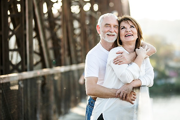 포토 JPG 주간 전신 서양인 응시 여자 노년 남자 50대 데이트 난간 안기 미소 사람 야외 두명 앞모습 옆모습 실버라이프 손잡기 노부부 로맨틱 백허그 노인만 국내포토 자연요소 외국인 라이프스타일 부부 시선 뷰포인트 중년 컨셉 모션 포옹 표정 성인 성인만 파일형식