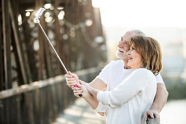 포토 JPG 주간 서양인 응시 여자 노년 남자 50대 데이트 난간 미소 사람 상반신 야외 두명 옆모습 실버라이프 스마트폰 노부부 기댐 로맨틱 셀프카메라 셀카봉 노인만 국내포토 자연요소 외국인 라이프스타일 부부 시선 뷰포인트 중년 컨셉 모션 표정 성인 핸드폰 스마트기기 사진촬영 성인만 파일형식