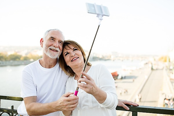 포토 JPG 주간 서양인 응시 여자 노년 남자 50대 데이트 난간 미소 사람 상반신 야외 두명 앞모습 실버라이프 스마트폰 노부부 기댐 로맨틱 셀프카메라 셀카봉 노인만 국내포토 자연요소 외국인 라이프스타일 부부 시선 뷰포인트 중년 컨셉 모션 표정 성인 핸드폰 스마트기기 사진촬영 성인만 파일형식