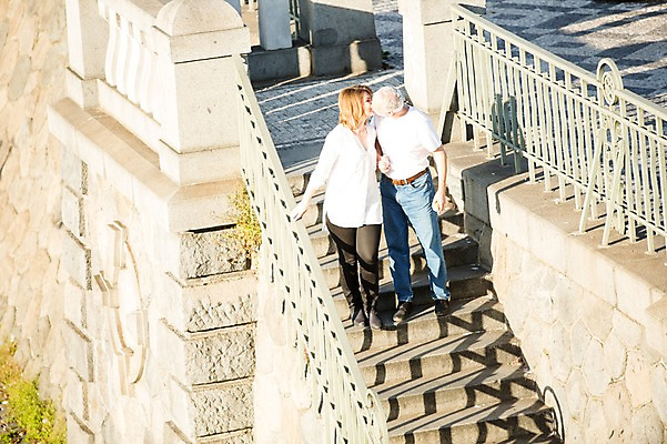 포토 JPG 주간 전신 서양인 여자 노년 남자 50대 데이트 난간 키스 사람 야외 두명 앞모습 실버라이프 하이앵글 계단 손잡기 노부부 로맨틱 노인만 국내포토 자연요소 외국인 라이프스타일 부부 뷰포인트 중년 컨셉 모션 성인 애정표현 성인만 파일형식
