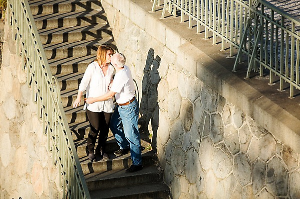 포토 JPG 주간 전신 서양인 여자 노년 남자 50대 데이트 난간 안기 키스 사람 야외 두명 앞모습 옆모습 실버라이프 하이앵글 계단 노부부 로맨틱 노인만 국내포토 자연요소 외국인 라이프스타일 부부 뷰포인트 중년 컨셉 모션 성인 애정표현 성인만 파일형식