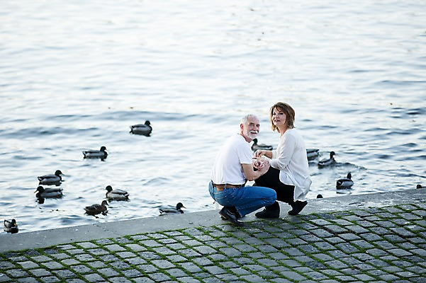 포토 JPG 주간 전신 서양인 응시 여자 노년 남자 50대 데이트 오리 미소 사람 야외 두명 옆모습 실버라이프 노부부 로맨틱 뒤돌아보기 강가 먹이 웅크림 노인만 국내포토 자연요소 외국인 라이프스타일 부부 시선 뷰포인트 중년 컨셉 모션 조류 표정 성인 강 성인만 파일형식