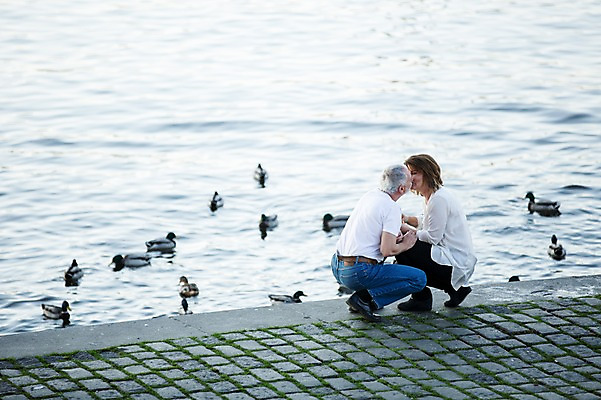 포토 JPG 주간 전신 서양인 여자 노년 남자 50대 데이트 여러마리 키스 오리 사람 앉기 야외 두명 옆모습 실버라이프 강 손잡기 노부부 로맨틱 강가 웅크림 노인만 국내포토 자연요소 외국인 라이프스타일 부부 뷰포인트 중년 다수 컨셉 모션 조류 성인 애정표현 성인만 파일형식