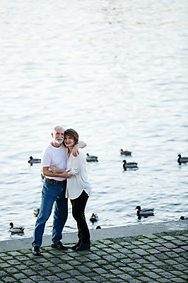 포토 JPG 주간 전신 서양인 응시 여자 노년 남자 50대 데이트 여러마리 안기 오리 서기 미소 사람 야외 두명 앞모습 옆모습 실버라이프 강 노부부 로맨틱 강가 노인만 국내포토 자연요소 외국인 라이프스타일 부부 시선 뷰포인트 중년 다수 컨셉 모션 조류 표정 성인 성인만 파일형식