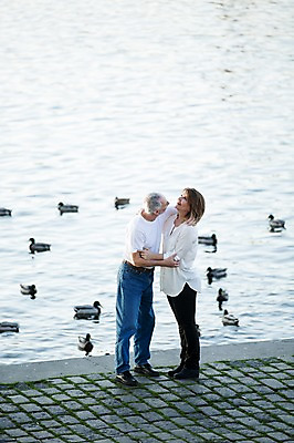 포토 JPG 주간 전신 서양인 응시 여자 노년 남자 50대 데이트 여러마리 안기 오리 서기 미소 사람 야외 두명 옆모습 실버라이프 강 노부부 로맨틱 강가 노인만 국내포토 자연요소 외국인 라이프스타일 부부 시선 뷰포인트 중년 다수 컨셉 모션 조류 표정 성인 성인만 파일형식