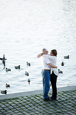 포토 JPG 주간 서양인 여자 노년 남자 50대 데이트 여러마리 안기 포옹 오리 서기 미소 사람 야외 두명 옆모습 실버라이프 강 마주보기 노부부 로맨틱 강가 노인만 국내포토 자연요소 외국인 라이프스타일 부부 뷰포인트 중년 다수 컨셉 모션 조류 표정 성인 성인만 파일형식
