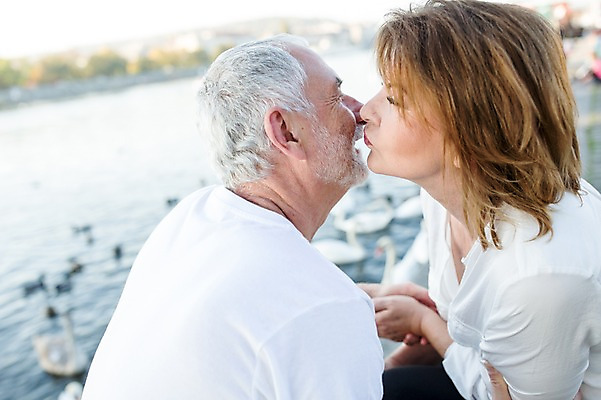 포토 JPG 주간 서양인 여자 노년 남자 50대 데이트 키스 사람 앉기 상반신 야외 두명 옆모습 실버라이프 눈감음 손잡기 노부부 로맨틱 마주앉기 노인만 국내포토 자연요소 외국인 라이프스타일 부부 뷰포인트 중년 컨셉 모션 성인 애정표현 성인만 파일형식