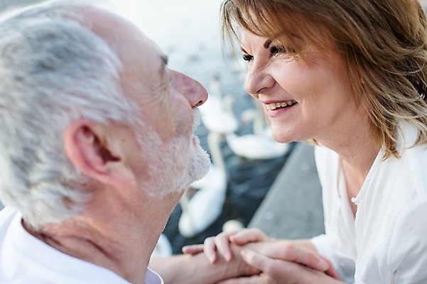 포토 JPG 주간 서양인 응시 여자 노년 남자 50대 데이트 미소 사람 앉기 근접촬영 상반신 야외 두명 옆모습 실버라이프 마주보기 손잡기 노부부 로맨틱 노인만 국내포토 자연요소 외국인 라이프스타일 부부 시선 뷰포인트 중년 컨셉 모션 표정 성인 성인만 파일형식