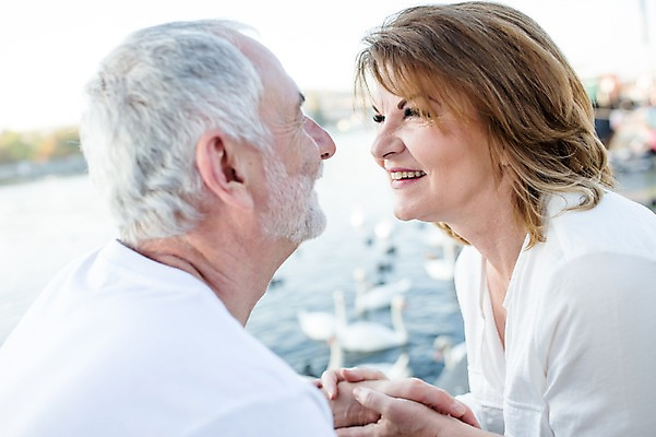 포토 JPG 주간 서양인 응시 여자 노년 남자 50대 데이트 미소 사람 근접촬영 상반신 야외 두명 옆모습 실버라이프 마주보기 손잡기 노부부 로맨틱 노인만 국내포토 자연요소 외국인 라이프스타일 부부 시선 뷰포인트 중년 컨셉 모션 표정 성인 성인만 파일형식